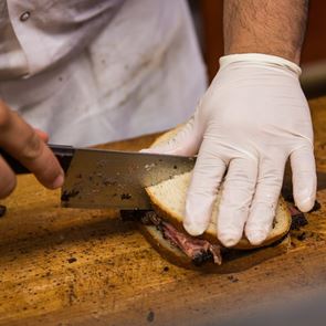 Η ιστορία του Katz's, του πιο θρυλικού deli της Νέας Υόρκης