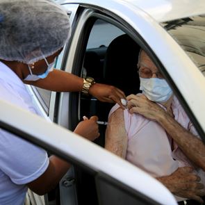 Το <em>εμβόλιο</em> της Astrazeneca συνδέεται με τις θρομβώσεις
