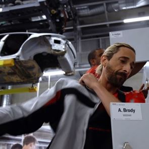 Δείτε τον Adrien Brody να δουλεύει στο εργοστάσιο της Porsche (video