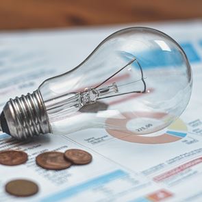 Έξυπνα tips για να εξοικονομήσεις χρήματα στον λογαριασμό του ηλεκτρικού ρεύματος