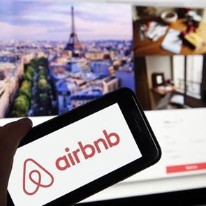 To Airbnb καταρρέει λόγω του <em>κορονοϊού</em>