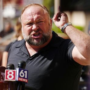 O συνωμοσιολόγος Alex Jones δεν πτοείται από καμία δικαιοσύνη