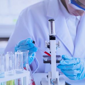 Ξεκινά η παραγωγή του εμβολίου για τον κορονοϊό στην Οξφόρδη