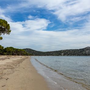 Οι 19 <em>παραλίες</em> της Αττικής με Γαλάζια Σημαία