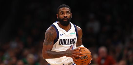 O Kyrie Irving κάνει διακοπές στην Κρήτη και μοιράζει λεφτά