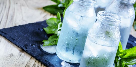 Κι όμως, δεν πρέπει να πίνεις παγωμένο νερό στον καύσωνα