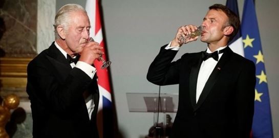 Ένας μπλε αστακός και ακριβά κρασιά για τον Κάρολο κόστισαν στον Macron 475.000 ευρώ και ένα μίνι σκάνδαλο