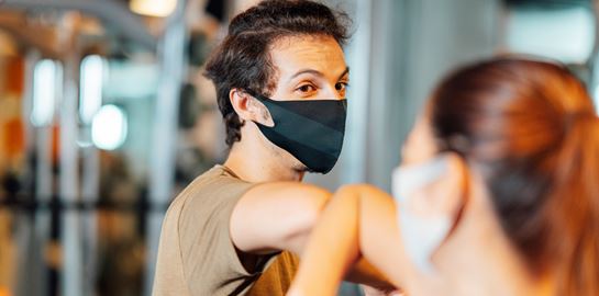 Ο κορονοϊός μπορεί να επιβιώσει στο δέρμα πολύ περισσότερο από τον ιό της γρίπης