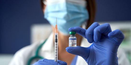 Ανοίγει μέσα στην εβδομάδα η πλατφόρμα για την τρίτη δόση εμβολίων