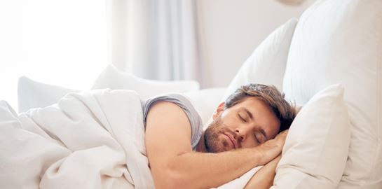 Οι συνήθειες στον ύπνο που πρέπει να υιοθετούν όλοι οι άντρες μετά τα 30
