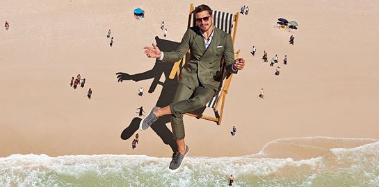 Sneakers με κοστούμι για smart casual καλοκαιρινό στυλ