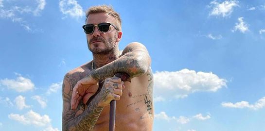 Για τον David Beckham, αρκεί ένα τζην και τα γυαλιά του