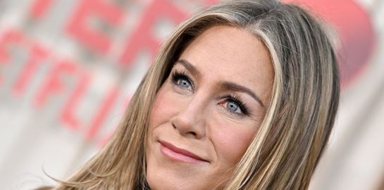 Η Jennifer Aniston διαφήμισε καλλυντικά στο Instagram χωρίς σουτιέν και κανείς δεν πρόσεξε τα προϊόντα
