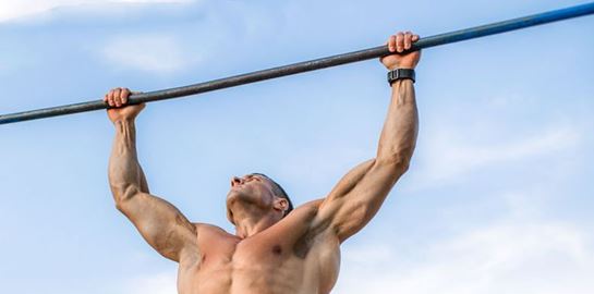 Το κρέμασμα από μονόζυγο είναι το απλό κόλπο για six pack