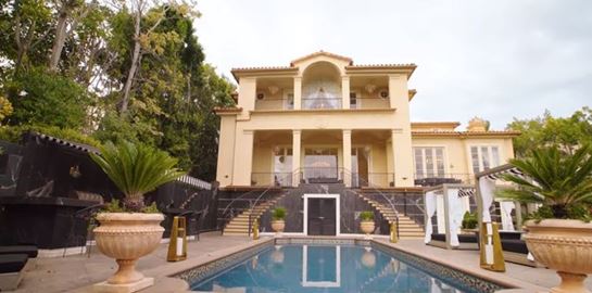 Μια ματιά στο άκρως εντυπωσιακό Versace Mansion