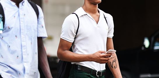 Λευκό polo, το κομμάτι - κλειδί του καλοκαιρινού smart casual look