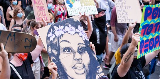 Το εξώφυλλο του Oprah Magazine με τη δολοφονηθείσα Breonna Taylor