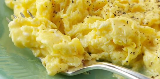 Πώς θα φτιάξεις τέλεια scrambled eggs σύμφωνα με τον Anthony Bourdain