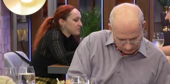 Υπερπαίκτης στο First Dates έβλεπε Ολυμπιακό κατά τη διάρκεια του ραντεβού
