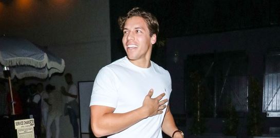 Ο γιος του Arnie έχει το κόλπο για να χτίσεις τεράστιους δικέφαλους