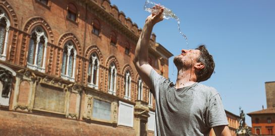 Tι ακριβώς συμβαίνει στο σώμα μας στον καύσωνα