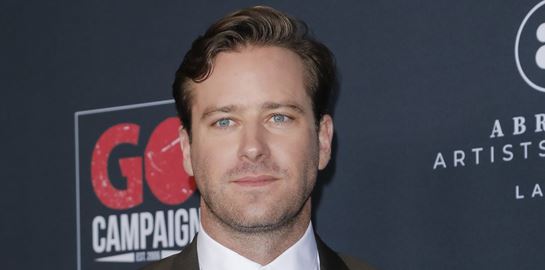 Το νέο κούρεμα του Armie Hammer έχει κάτι από παλιό Χόλιγουντ