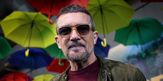 Πώς ο Antonio Banderas είναι σε φοβερή φυσική κατάσταση στα 65
