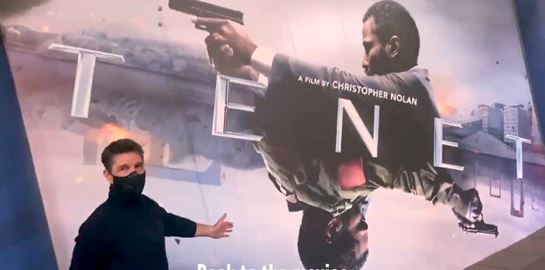 Ο Tom Cruise φορά μάσκα και στηρίζει το Tenet