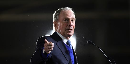 Ο Mike Bloomberg στηρίζει με 100 εκ. δολάρια τον Joe Biden