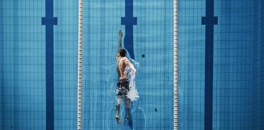 Κολύμβηση vs τρέξιμο, τι να προτιμήσεις για πιο άμεσα αποτελέσματα