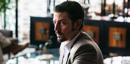 Αξίζει να δεις το Narcos: Mexico για τα σακάκια των πρωταγωνιστών του