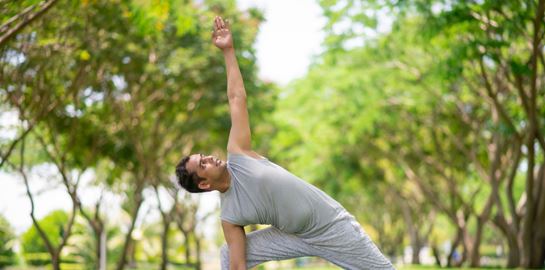 Ποια είναι η άσκηση του σκορπιού και γιατί έχει πολλαπλά οφέλη για την υγεία σου