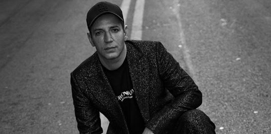 Ένα ανατρεπτικά πρωτοχρονιάτικο look από τον στιλίστα Στέφανο Ζαούση