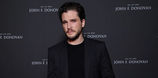 Φορώντας μαύρο κοστούμι σαν τον Kit Harington