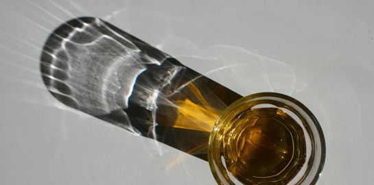 Johnnie Walker σε χάρτινα μπουκάλια από το 2021