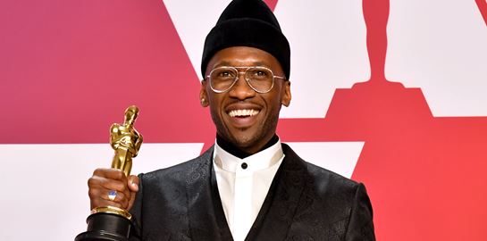 Μία ματιά στις απίθανες εμφανίσεις του Mahershala Ali στο κόκκινο χαλί