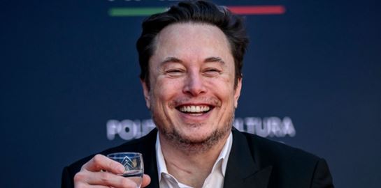 Σε άλλα νέα, ο Elon Musk είναι φαν της Taylor Swift