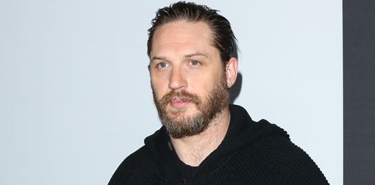 O Tom Hardy 'γλυκοιτάζει' το κινηματογραφικό Peaky Blinders