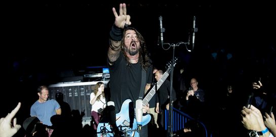 Γενναίος ντράμερ θα προσπαθήσει να παίξει μέσα σε 9 ώρες όλα τα τραγούδια των Foo Fighters