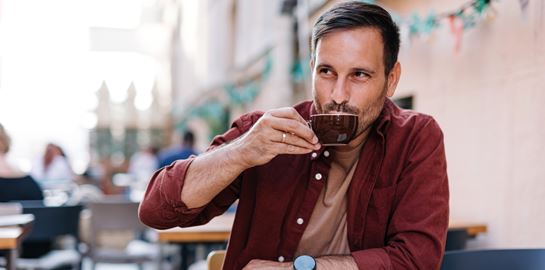 Ο καφές αποδεδειγμένα μας κάνει πιο ευτυχισμένους και το Harvard επιβεβαιώνει