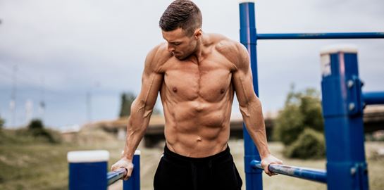 Καλλισθενική γυμναστική vs γυμναστήριο: Τι να προτιμήσεις για περισσότερη μυική μάζα