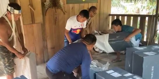 Σε άλλα νέα, ο Elon Musk μύησε τους ιθαγενείς του Αμαζονίου στο πορνό