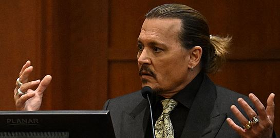 Γιατί όλο το Ίντερνετ στηρίζει τον Johnny Depp