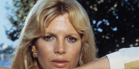 Η Kim Basinger και η παντοτινή γοητεία της 'σεξωγήινης' των '80s