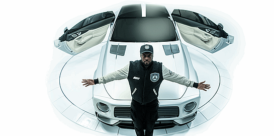 will.i.AMG με σήμα το αρκούδι