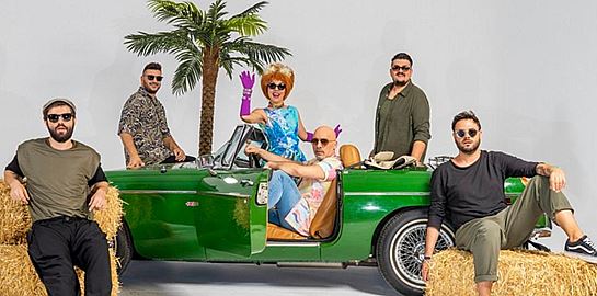 Κι αν ο Νίκος Μουτσινάς είναι η σάτιρα που αρμόζει στην ελληνική τηλεόραση;