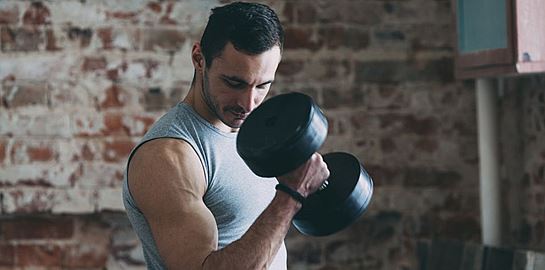 Η μία άσκηση που θα κάνει μεγαλύτερους τους δικεφάλους