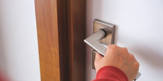 Μερικοί ευφάνταστοι τρόποι για να ανοίξεις την πόρτα σου αν ξέχασες τα κλειδιά σου