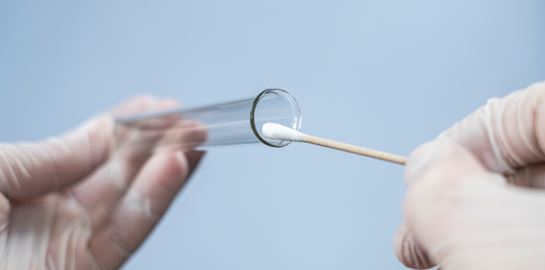 Μεταδίδεται ο κορονοϊός με το σάλιο;