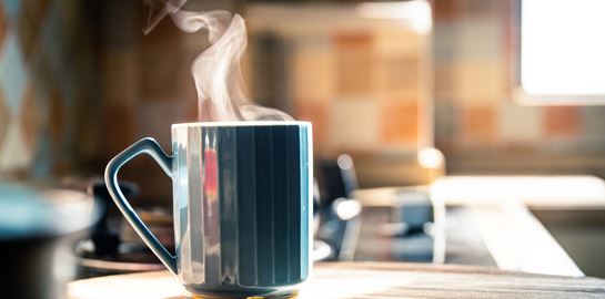 Μπορεί ο ζεστός καφές να καταπολεμήσει τον καύσωνα;